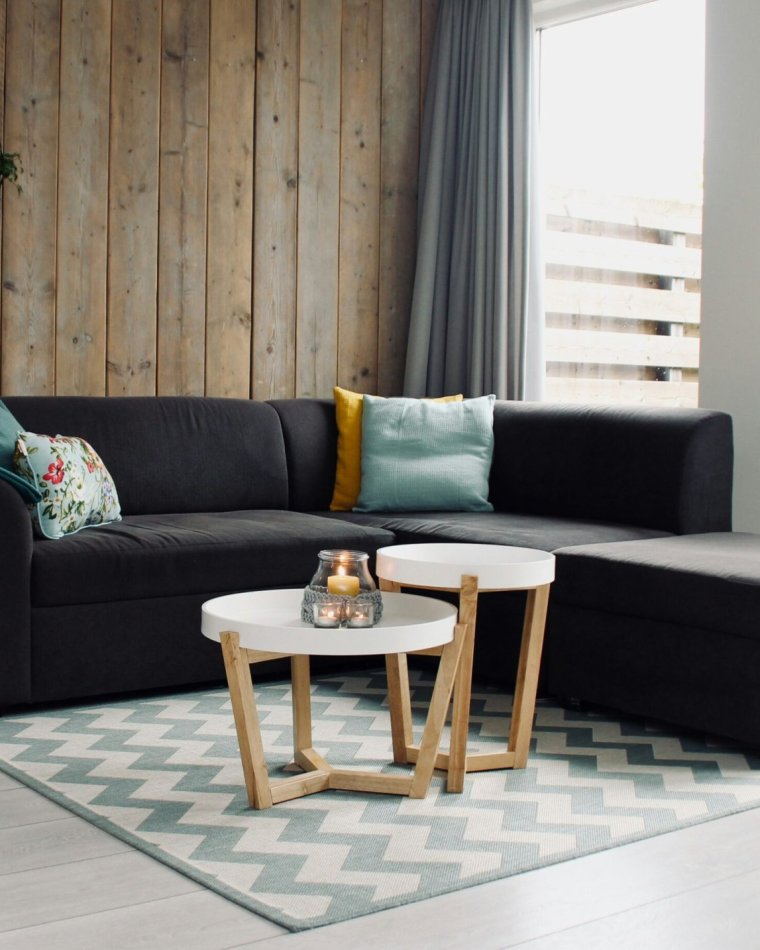 How to decorate a small living room and create a functional space?