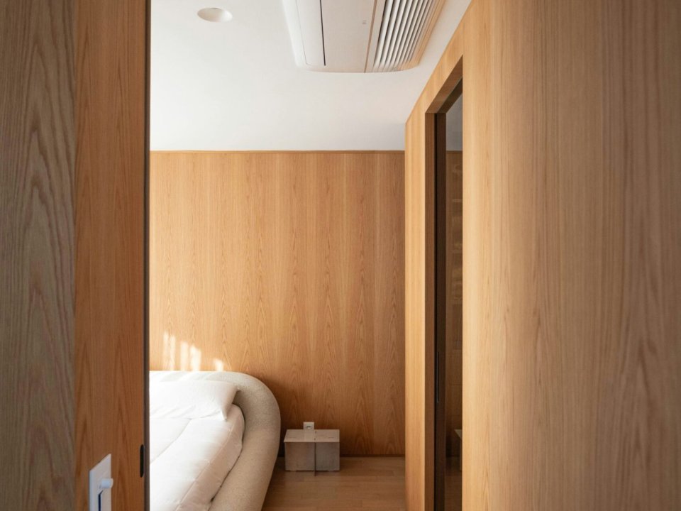 How to arrange a narrow living room so it feels wider? Practical advice and inspiration