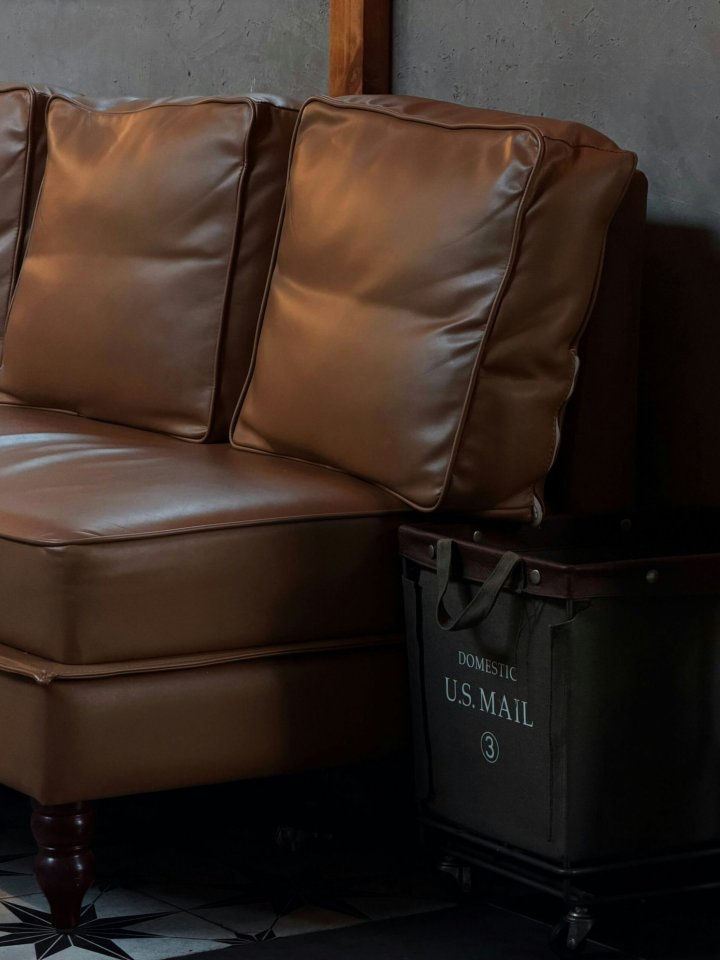 Accessories for a Brown Sofa – Which Colours, Cushions and Curtains Go with a Brown Sofa?