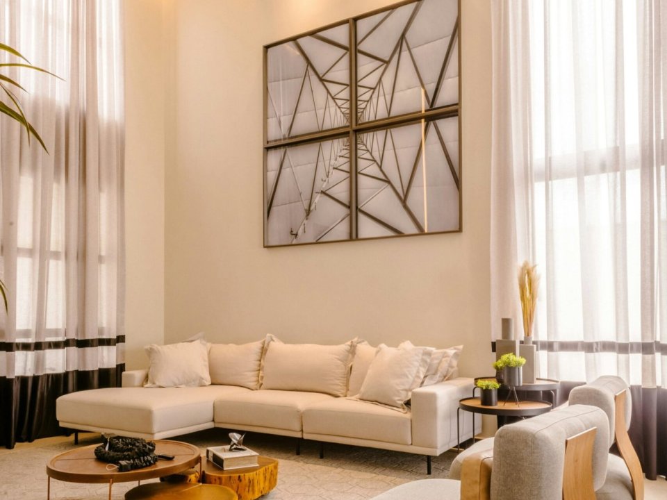 Accessories for a Beige Sofa: Cushions, Curtains and Rugs to Choose